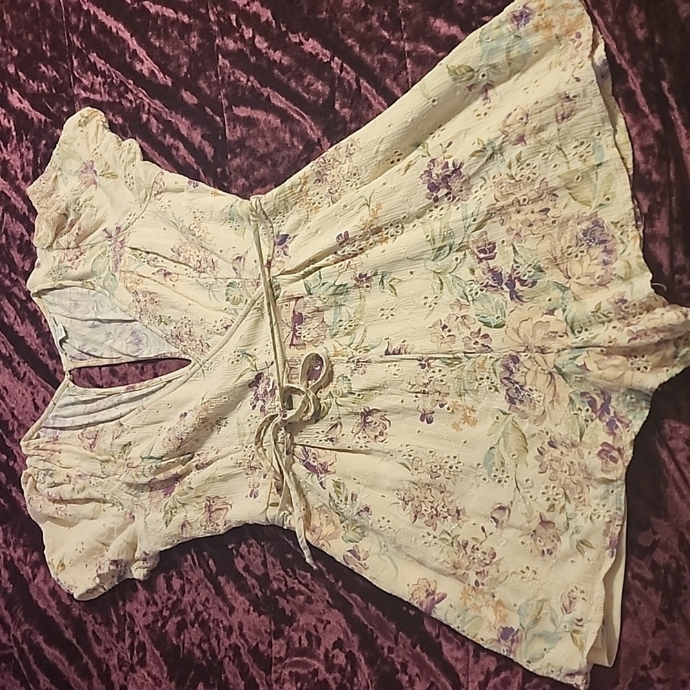 Junior American eagle Medium biege flower short romper is
